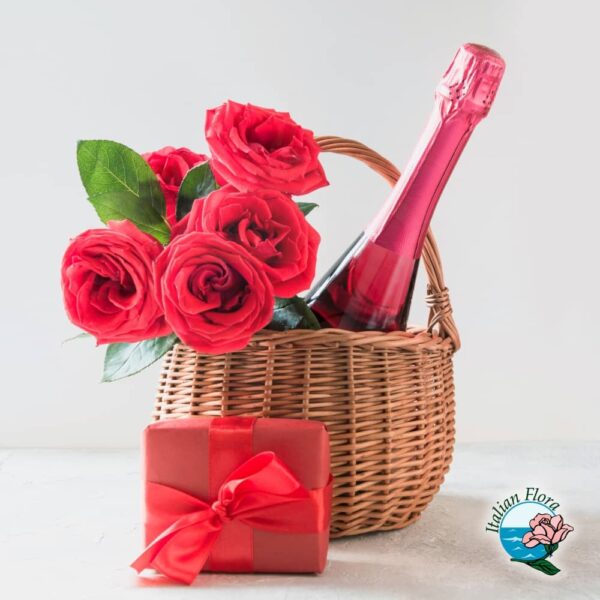 Panier de roses rouges avec vin rouge et chocolats